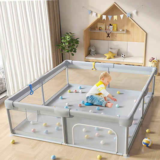 Baby-Laufstall mit Schaumstoffschutz